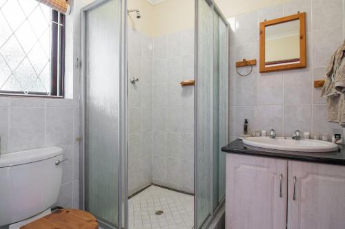 滨海肯顿Dunwerkin Bachelor Flat的带淋浴、盥洗盆和卫生间的浴室