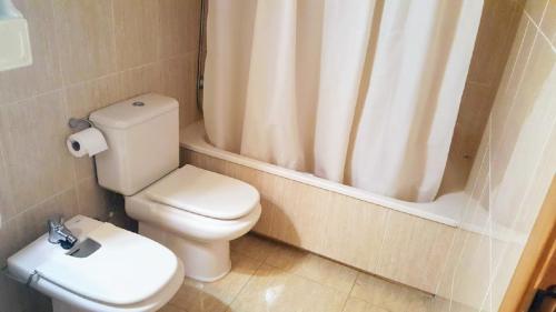 坎布里尔斯Miramar Serveis -Port Marino的一间带卫生间和淋浴帘的浴室