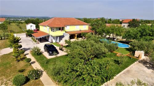 本科瓦茨Studio Apartments Luka Biograd - Benkovac的享有带游泳池的房屋的空中景致
