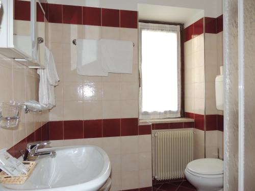 帕苏德尔托纳莱伊甸园酒店的一间带水槽和卫生间的浴室