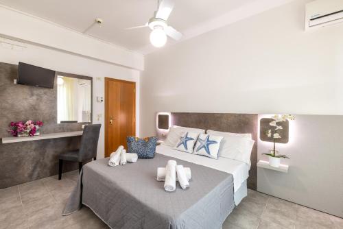 里乔内Hotel Condor-New 2024-Con Piscina的一间卧室配有一张床,上面有两条毛巾