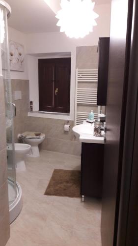 StronconeBorgo Relax的浴室配有卫生间、盥洗盆和淋浴。