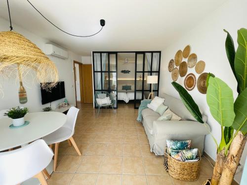 卡巴纳斯·德·塔维拉Fantástico apartamento T2 a 2min do acesso à praia CozyIn Cabanas的客厅配有沙发和桌子