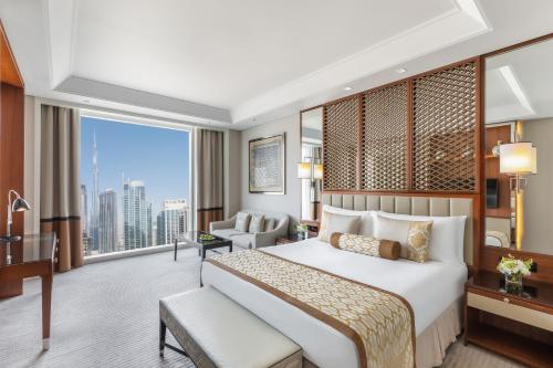 迪拜迪拜皇冠酒店的酒店客房设有一张床和一个大窗户