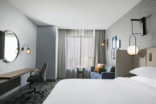 科尔尼Crowne Plaza - Kearney, an IHG Hotel的配有一张床和一张书桌的酒店客房