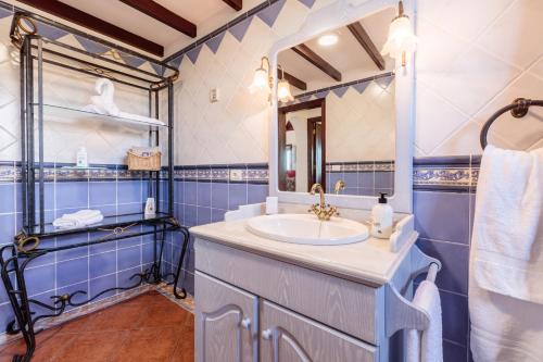LoderoCasa Don Rodnico的蓝色的浴室设有水槽和镜子
