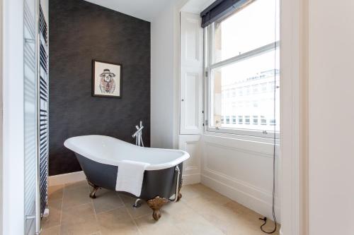 爱丁堡Exclusive 2 Bed, Free Private Parking, in West End的带浴缸的浴室和窗户