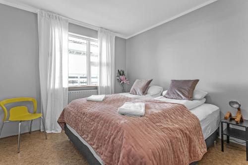 Charming, 2 Bedroom Seaside Apartment客房内的一张或多张床位