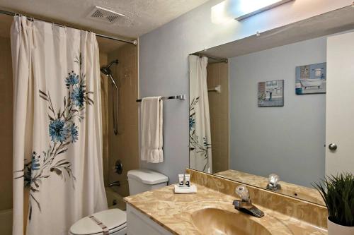 Sunglow Resort Condo Unit 707的一间浴室