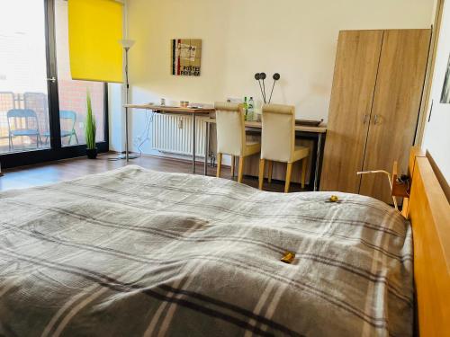 门兴格拉德巴赫Schönes Apartment in perfekter Lage的卧室配有一张床和一张桌子及椅子