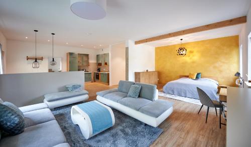 基姆高地区阿绍Ferienwohnung Sicado Loft的一个带床和沙发的大客厅