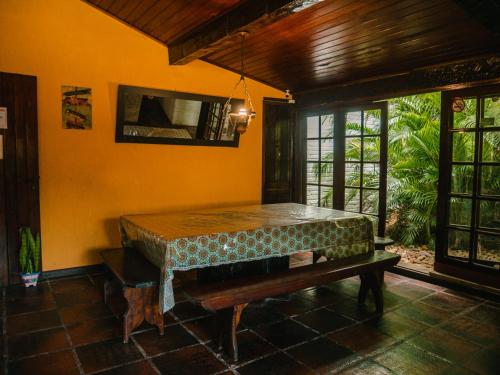 布希奥斯Numa Boa HOSTEL Búzios的一间房间,里面设有桌子和长凳
