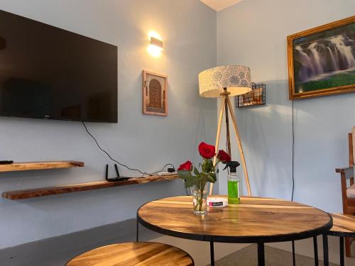 阿鲁沙City Retreat Arusha的一间设有花瓶和灯的桌子的房间