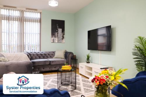 莱斯特Syster Properties Leicester large home for Contractors, Families , Groups的带沙发和电视的客厅