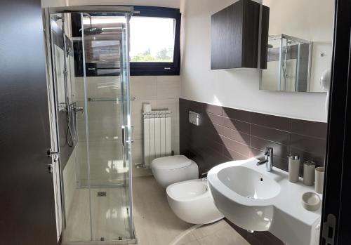 阿莱齐奥La Casa di Flò Luxury Rooms的浴室配有卫生间、盥洗盆和淋浴。