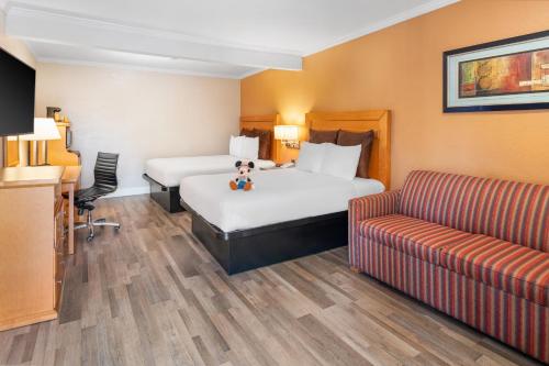 安纳海姆安纳海姆艾兰德套房汽车旅馆的酒店客房,设有两张床和一张沙发