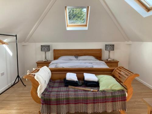 哈罗盖特Coach house Harrogate的一间卧室配有一张带两把椅子和两盏灯的床。