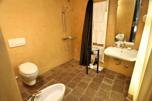 蒙福特达尔巴Le Case della Saracca的一间带卫生间和水槽的浴室