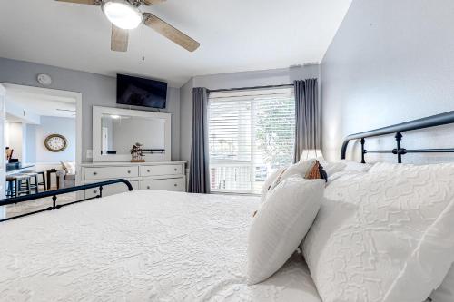 Gulf HighlandsPlantation West #1147的卧室配有白色的床和吊扇