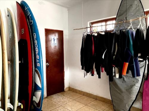 万查科Totora Surf Hostel的一间设有冲浪板和门的房间