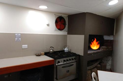 科斯金Hostería El Alemán的厨房配有炉灶和壁炉
