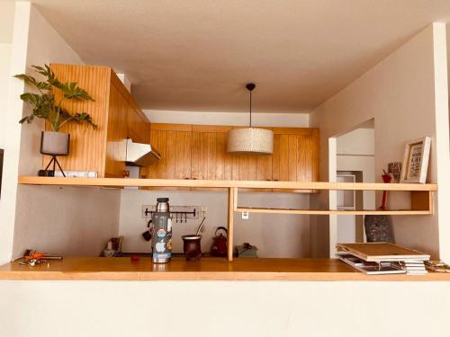 法洛伦斯La Parva Dpto的厨房配有木制橱柜和搅拌机