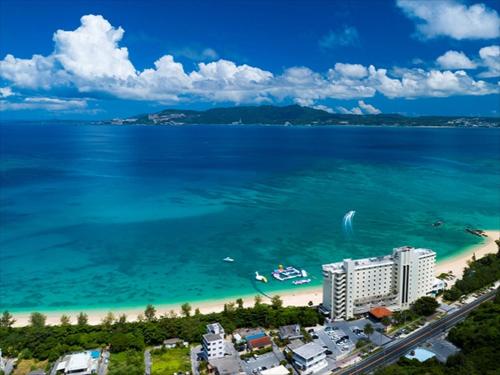 名户金秀喜瀬海滩宫殿酒店的享有海滩和海洋的空中景致