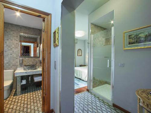 托莱多阿尔穆尼亚德善秘古尔酒店的带淋浴、卫生间和盥洗盆的浴室