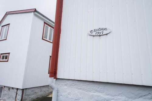 Við Gjógv4 BR House / Scenic Village / Nature / Hiking的白色的建筑,旁边标有标志