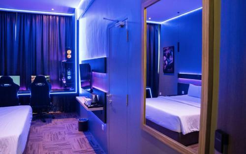 古来SEM9 Senai "Formerly Known As Perth Hotel"的蓝色的客房配有两张床和镜子