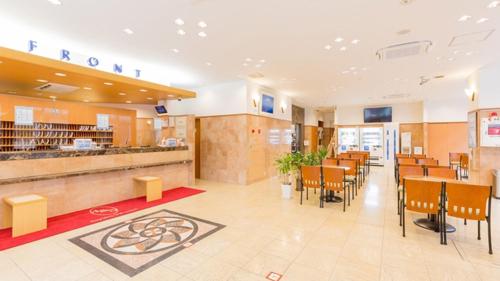 福岛Toyoko Inn Fukushima-eki Higashi-guchi No 2的餐厅设有酒吧和桌椅