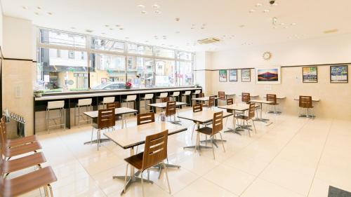 福岛Toyoko Inn Fukushima-eki Higashi-guchi No 1的食堂里带桌椅的教室