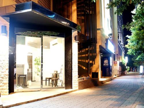 大阪HOTEL LiVEMAX BUDGET Shinosaka的夜空在城市街道上的商店窗口