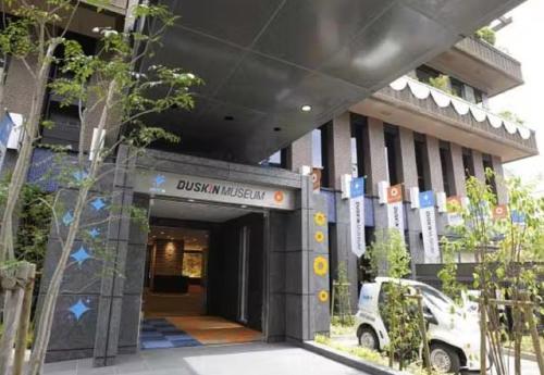大阪HOTEL LiVEMAX BUDGET Shinosaka的前面有停车位的建筑