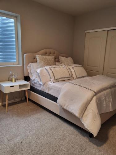 奥罗拉Nile Haven的一间卧室设有一张大床和一个窗户。