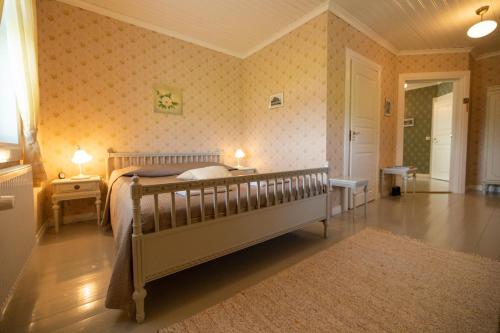 萨翁林纳罗曼欧琪拉住宿加早餐酒店的卧室配有一张床