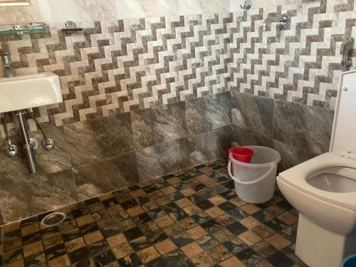 博卡拉Hotel Nightingale的一间带卫生间和垃圾桶的浴室