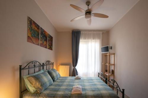 BascianoIl Girasole的一间卧室配有一张带吊扇的床