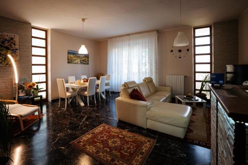 BascianoIl Girasole的带沙发的客厅和用餐室