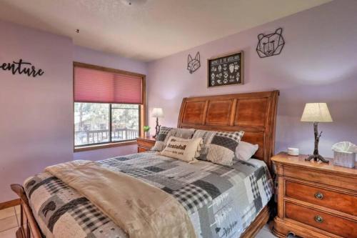 弗拉格斯塔夫Cheerful Kathys Cabin, King Bed, Hot Tub, Close to NAU, Airport & Hiking Trails!的相册照片