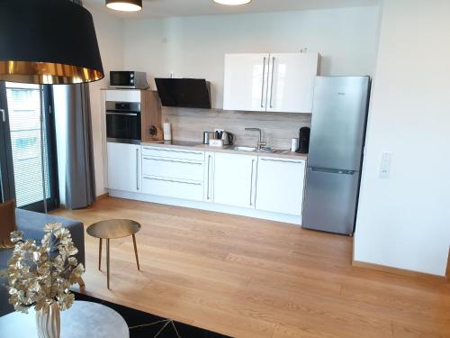 富尔达Ferienwohnung City Loft Fulda的厨房配有白色橱柜和不锈钢冰箱