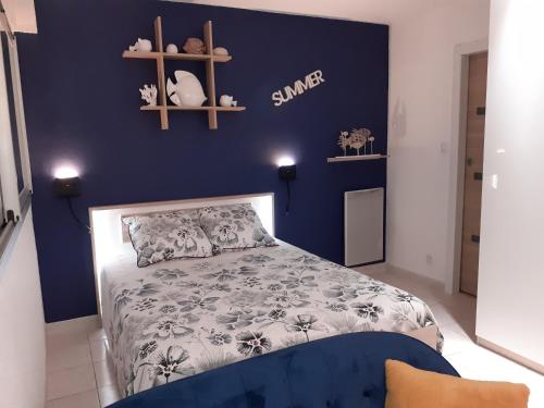 邦多勒L'Escale Marine : Centre ville/ Plage的一间卧室配有一张蓝色墙壁的床