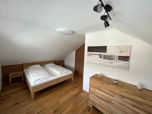 格蒙登Ferienhaus Gmunden的一间卧室设有一张床和天花板