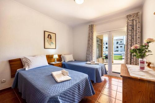 布尔高Villas Brites nº1的酒店客房设有两张床和一个阳台。