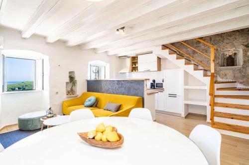 巴比诺波尔杰House Abatros的客厅配有白色桌子和黄色沙发