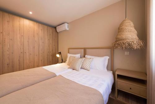新普罗恩萨Oliva Welcoming Apartments的一间卧室配有两张床和一篮子