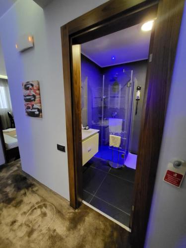 布德瓦M宫公寓别墅酒店的一间带水槽和镜子的浴室