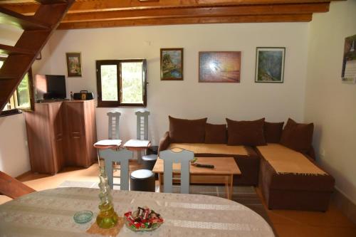 Gornja KoprivnaVikendica na Sokolini的客厅配有沙发和桌子