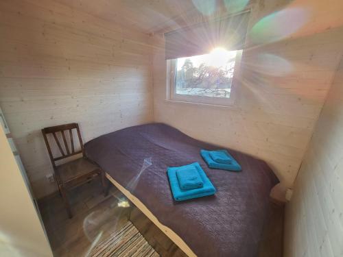 哈普萨卢Mamma maja的一间小卧室,配有一张床和一把椅子