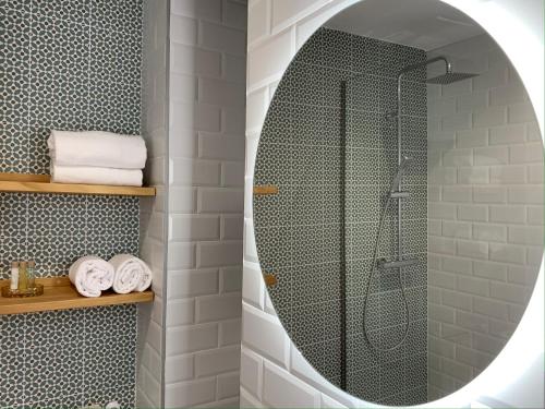 普拉森西亚Apartamentos Succo的带淋浴和镜子的浴室